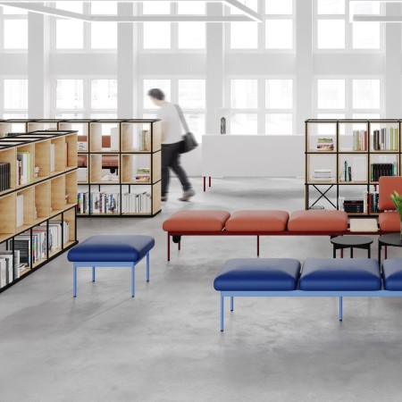 Banquettes colorées installées dans un hall moderne – Fora Care