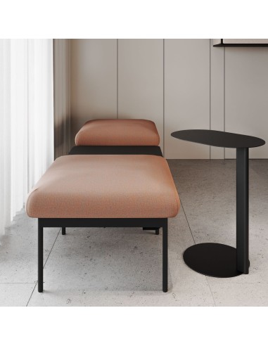 Petite banquette brune installée dans un coin cosy – Fora Care