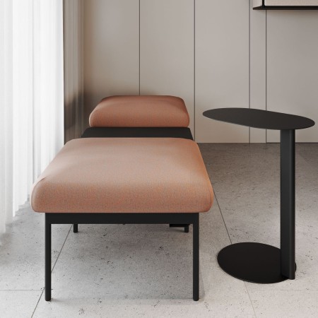 Petite banquette brune installée dans un coin cosy – Fora Care