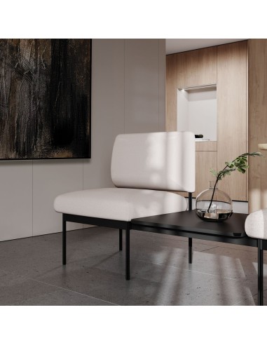 Fauteuil bas modulable en tissu brun clair, intégré dans un espace lounge – Fora Care