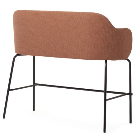 Vue latérale du banc brun clair, design asymétrique – Flos