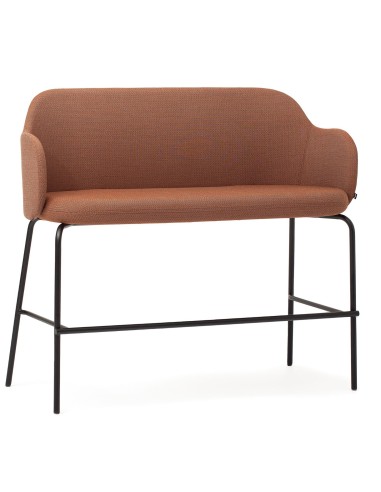 Vue en perspective du banc brun clair avec piètement noir – Flos