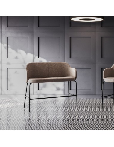 Banc design brun clair dans un espace au style industriel – Flos