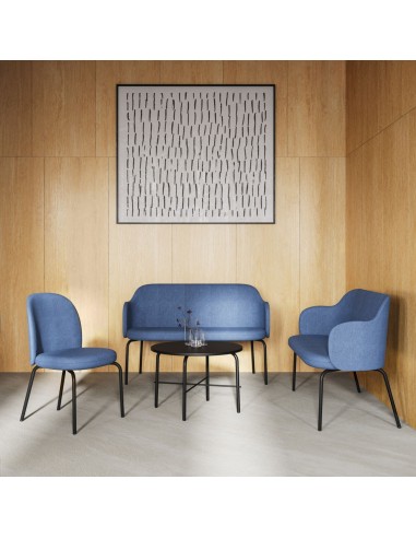 Salon moderne avec deux fauteuils et un banc bleu Flos