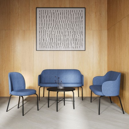 Salon moderne avec deux fauteuils et un banc bleu Flos