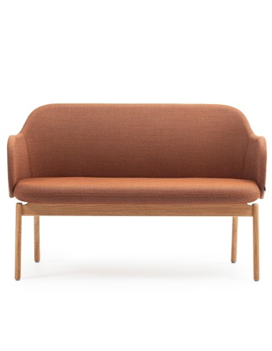 Vue de face du banc Flos en tissu brun avec piètement bois
