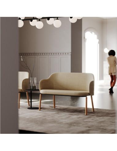 Salle lumineuse avec banc Flos clair au design épuré - Flos