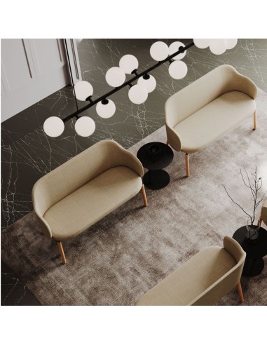 Espace lounge avec banc Flos clair et ambiance élégante - Flos