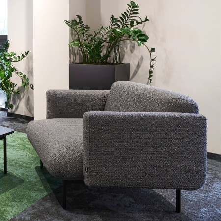 Vue avant du fauteuil Fora bleu clair au design épuré - Fora 2