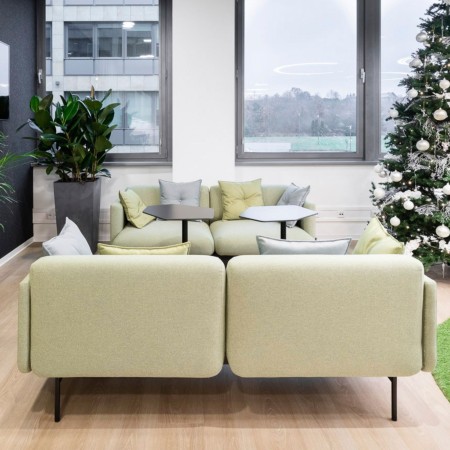 Canapé Fora beige dans un espace lumineux - Fora