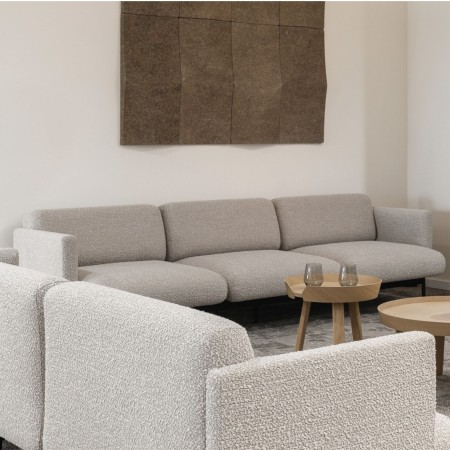 Canapé Fora intégré à un hall d’accueil lumineux - Fora