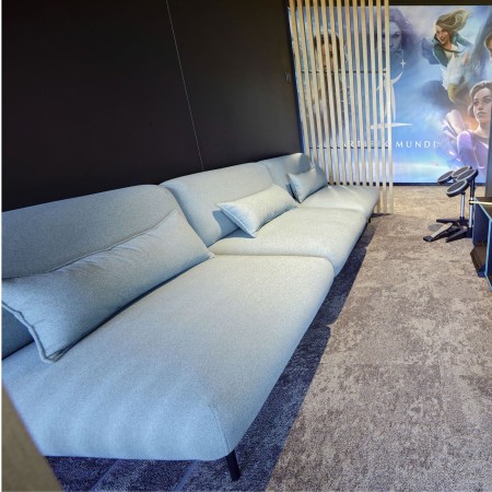 Grand module Fora bleu installé dans un espace lumineux - Fora