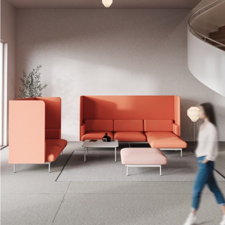Espace lounge lumineux avec modules acoustiques Fora rouges - Fora