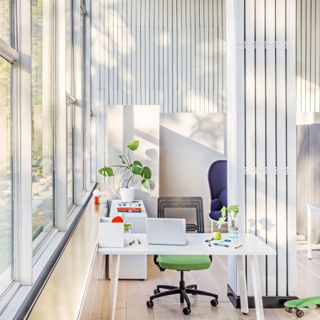 Bureau fixe avec piétement en métal et plateau en bois 2