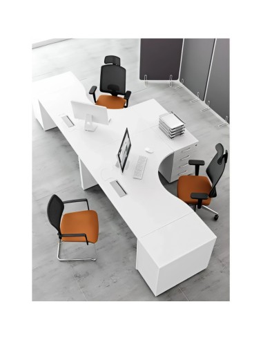 Bureaux blancs pour espace de coworking avec sièges oranges et noirs