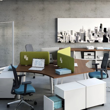 Espace de travail avec bureau 3 places et sièges de travail bleu et noir