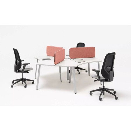 Bureau pour 3 postes de travail avec panneaux séparateurs roses et sièges de travail noirs et gris clair