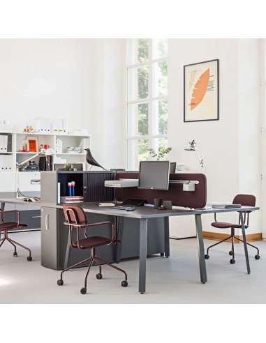 Grand bureau partagé avec 4 poste de travail et meuble de rangement au centre