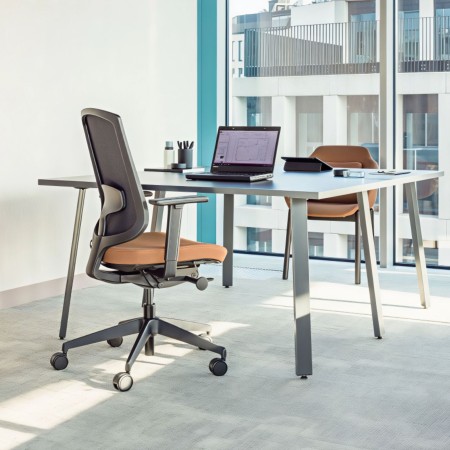 2 postes avec bureau partagé gris dans espace lumineux