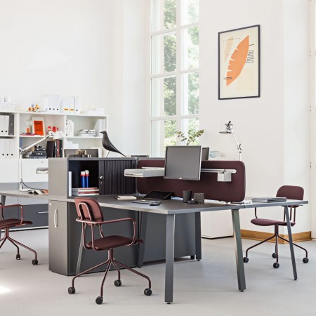 Grand bureau partagé avec 4 poste de travail et meuble de rangement au centre