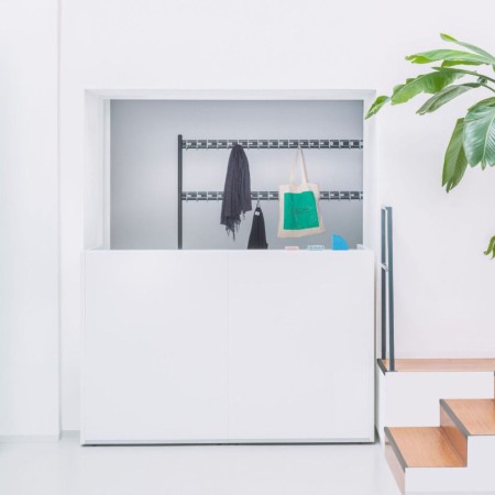 Meuble de réception blanc avec vestiaire à l'arrière