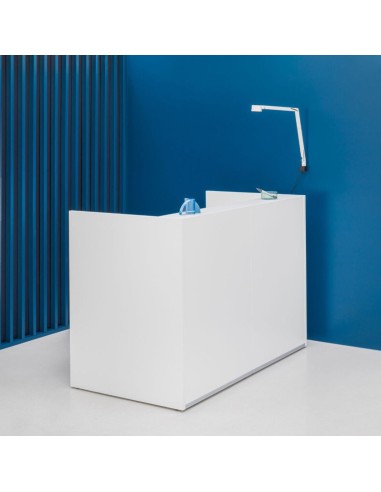 Banque d'accueil blanc dans pièce avec murs bleus