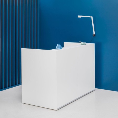 Banque d'accueil blanc dans pièce avec murs bleus