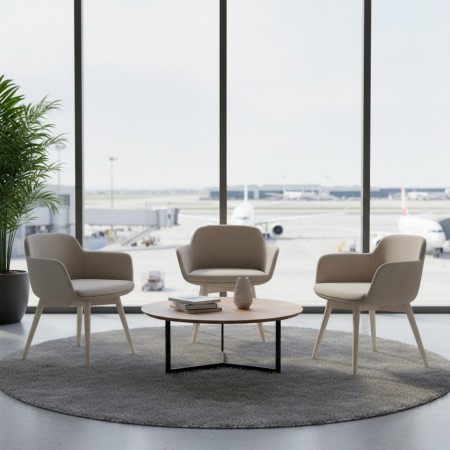 Fauteuil visiteur Danae avec pieds bois et accoudoirs dans zone lounge aéroport Genève