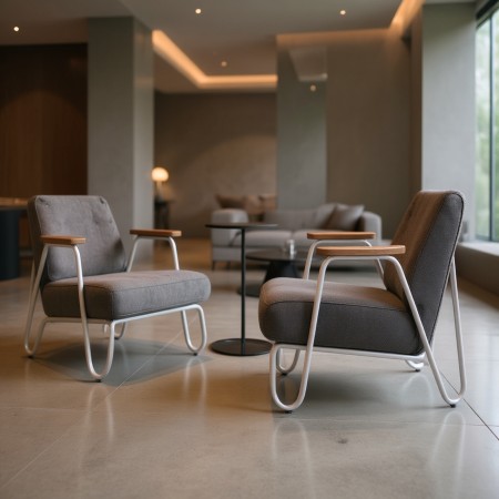 Fauteuil Clip en tissu gris avec accoudoirs bois dans hall d'accueil d'un hôtel en Suisse