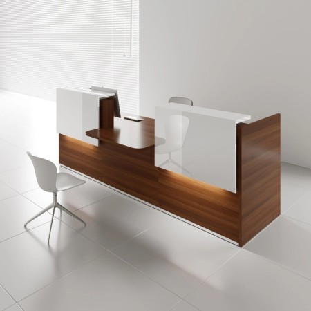 Meuble de réception en bois foncé avec 2 réhausses blanches et siège blanc