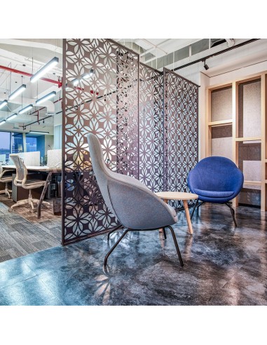 Vieni bleu placé dans un coin lounge moderne – Vieni