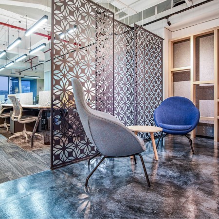 Vieni bleu placé dans un coin lounge moderne – Vieni