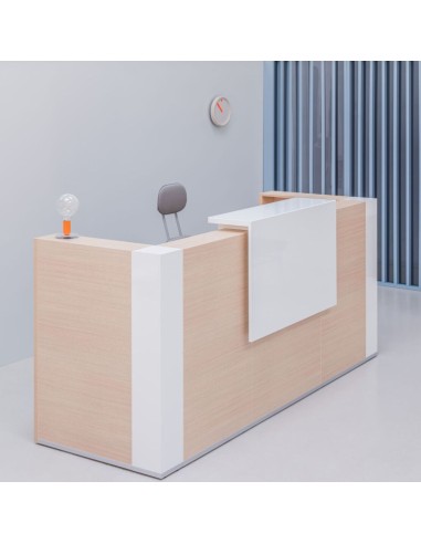 Meuble de réception en bois clair et réhausse blanche pour un accueil agréable