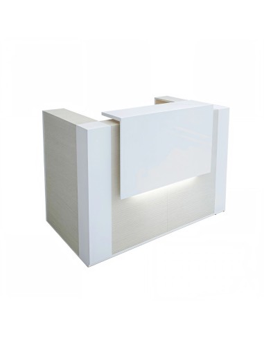Meuble de réception en bois clair, poteaux blancs sur chaque angle, réhausse et led