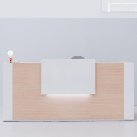 Meuble d'accueil en bois clair, réhausse blanche avec led allumée