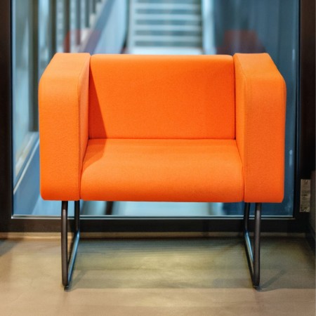 Fauteuil orange vif avec pieds noirs fins - Legvan