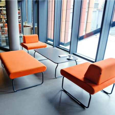 Duo de fauteuils Legvan orange en salle lumineuse