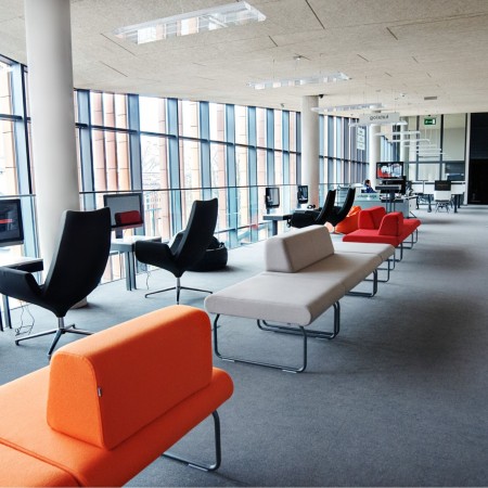 Salle d’attente design avec fauteuils Legvan orange