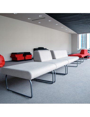 Grand espace avec multiples fauteuils Legvan colorés