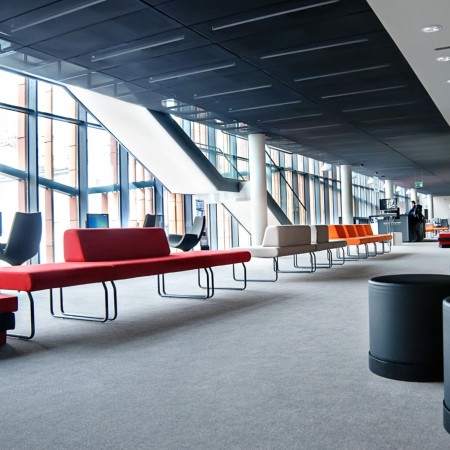 Longue banquette Legvan rouge dans un open space moderne - Legvan