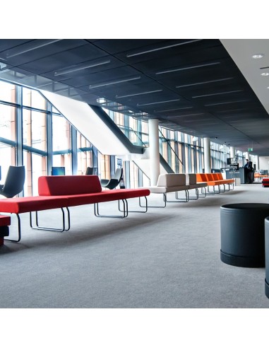 Rangée de banquettes Legvan rouges le long d’un mur vitré - Legvan