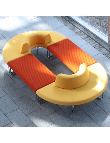 Fauteuils et banquettes Legvan orange et jaune disposés en cercle - Legvan