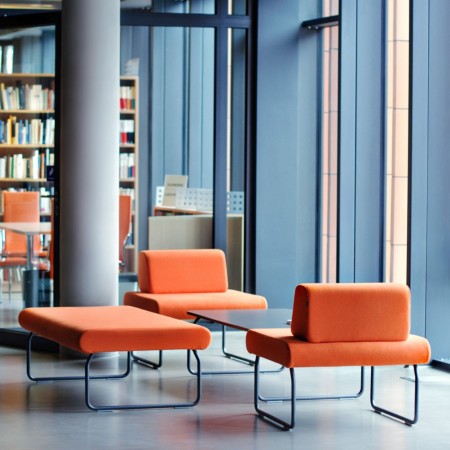 Deux fauteuils Legvan orange avec table basse au centre - Legvan