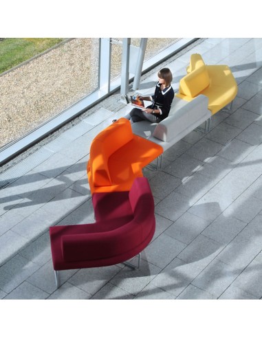 Assises Legvan colorées installées devant de grandes baies vitrées - Legvan