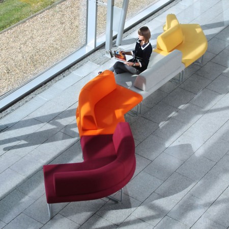 Assises Legvan colorées installées devant de grandes baies vitrées - Legvan