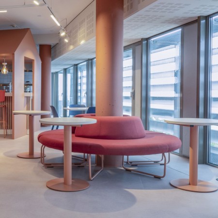 Fauteuil circulaire Legvan en espace vitré lumineux - Legvan