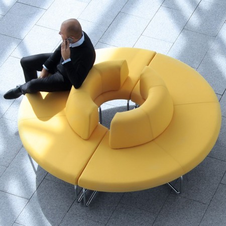 Fauteuil Legvan circulaire jaune avec assise intégrée - Legvan