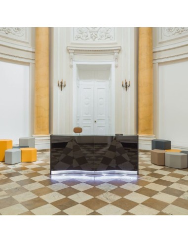 Meuble d'accueil dans hall de réception d'un hôtel