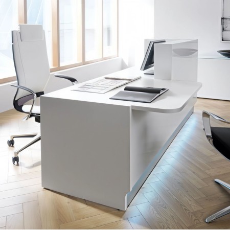 Bureau d'accueil gris avec siège de travail gris