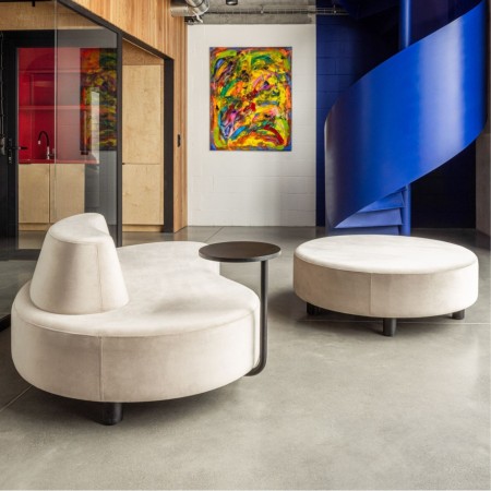 Duo de fauteuils arrondis Nubi crème dans un salon coloré - Nubi